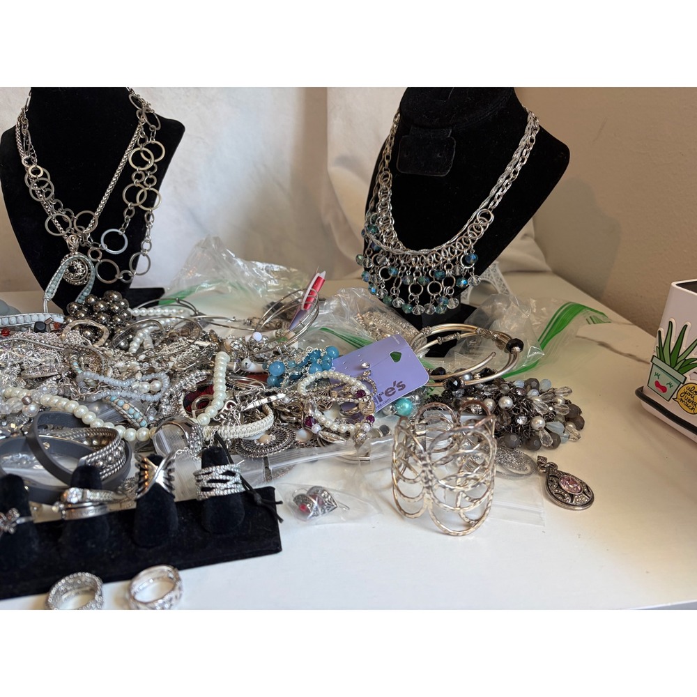 6lbs Jewelry Lot Silver Tone Rings, Skagen,Erica Lyons,Trifari, Rhinestones - Picture 9 of 11
